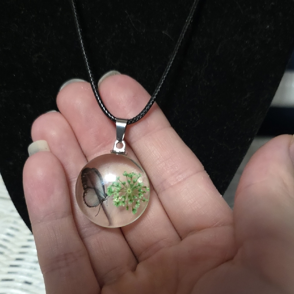 Elegant Silver and Green Pendant Necklace
